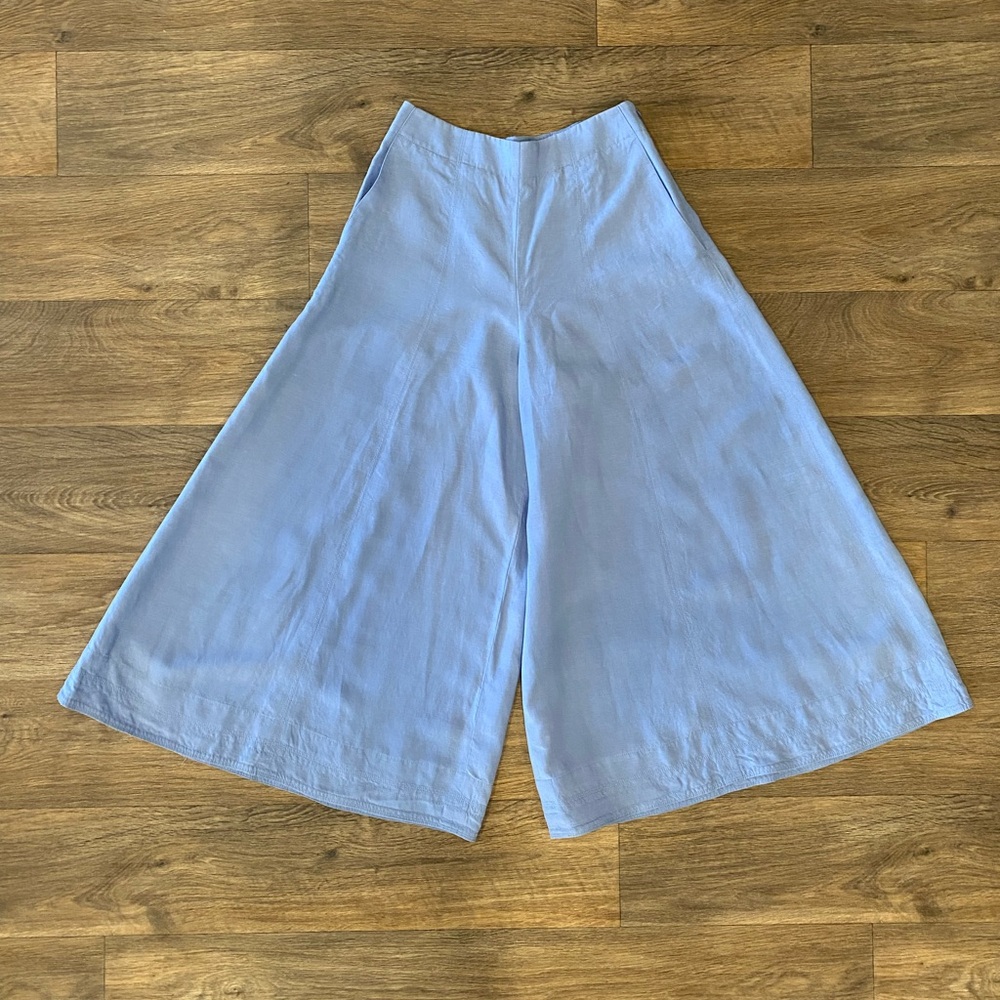 Club Monaco - Size 4 - Blue Bell Bottom Capris